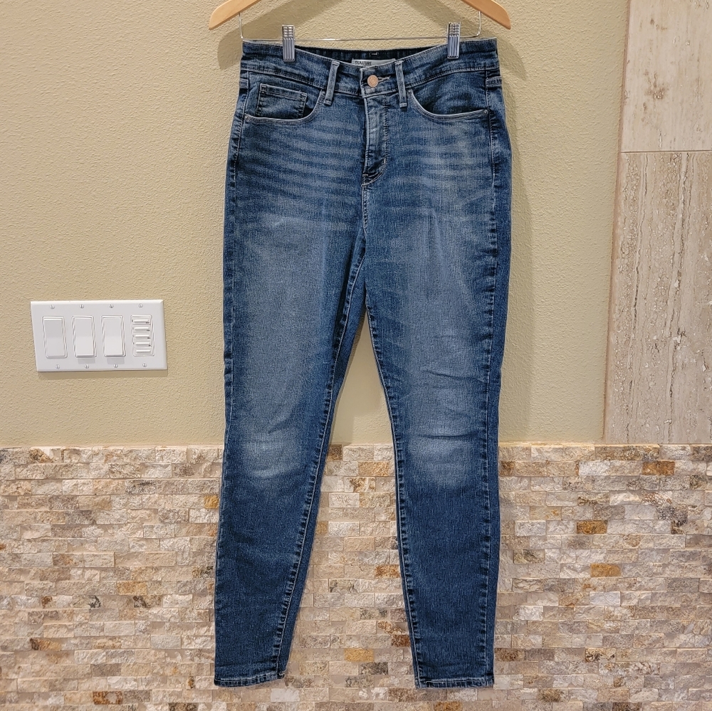 Signature by Levi Strauss totally shaping skinny jeans size 8